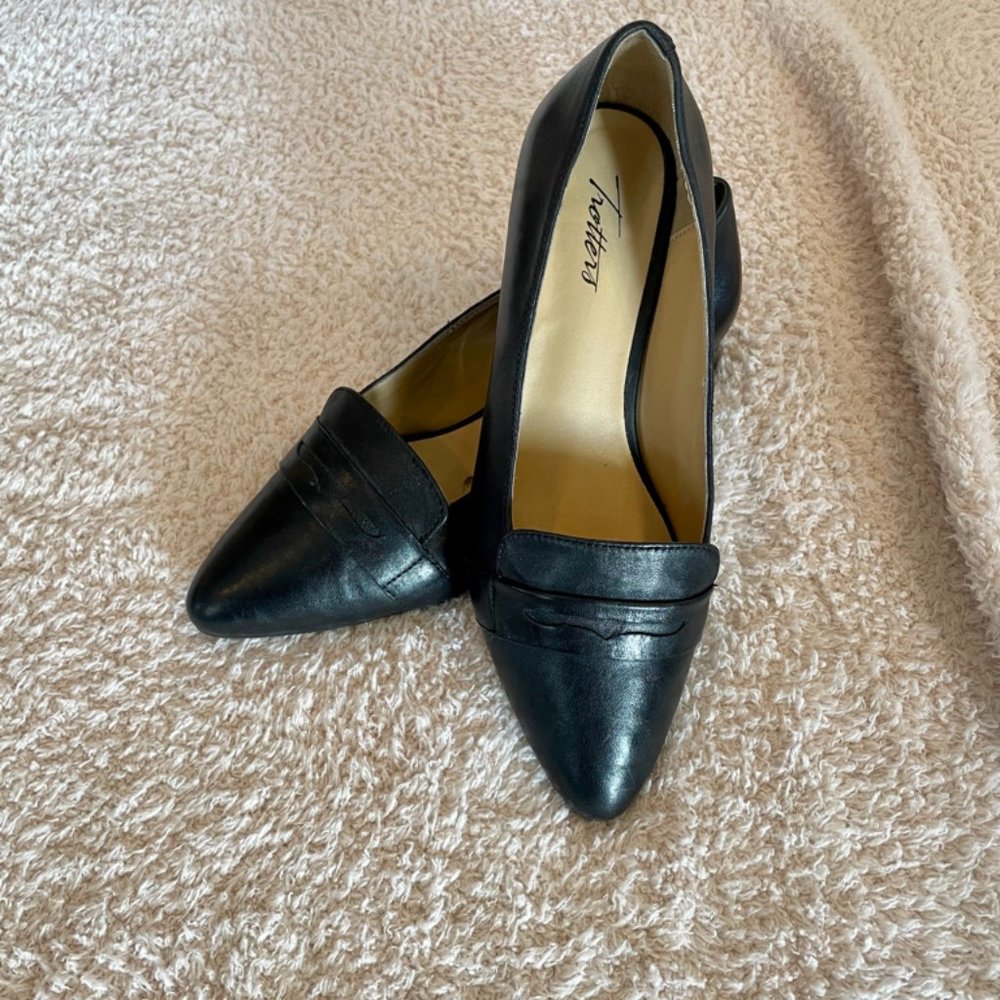 Trotters Black Flats Size 9.5